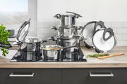 Topfset Intensa 5-tlg. aus Edelstahl, bestehend aus mehreren Töpfen mit Deckeln, auf einem modernen Herd in einer Küche. Perspektive von vorne.