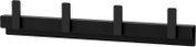 Schwarze, minimalistische Wandgarderobe mit vier Haken auf einer langen Leiste, schräg von vorn (3/4-Ansicht) dargestellt.