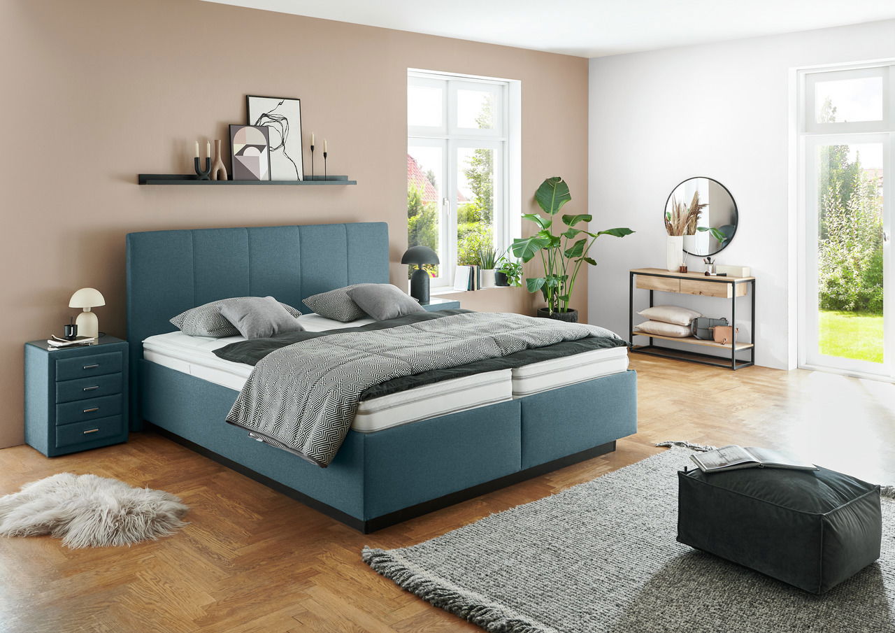 Modernes Polsterbett in einem stilvollen Schlafzimmer, seitliche Perspektive