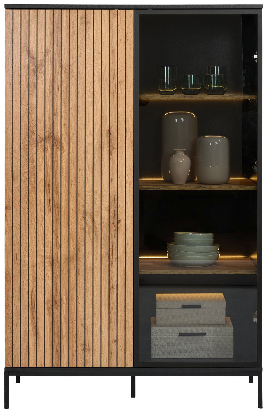 Modernes Highboard mit Holzlamellen und Glastür, seitliche Perspektive