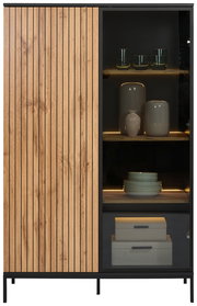 Modernes Highboard mit Holzlamellen und Glastür, seitliche Perspektive
