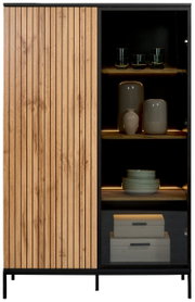 Modernes Highboard mit Holzlamellen und Glastür, seitliche Perspektive