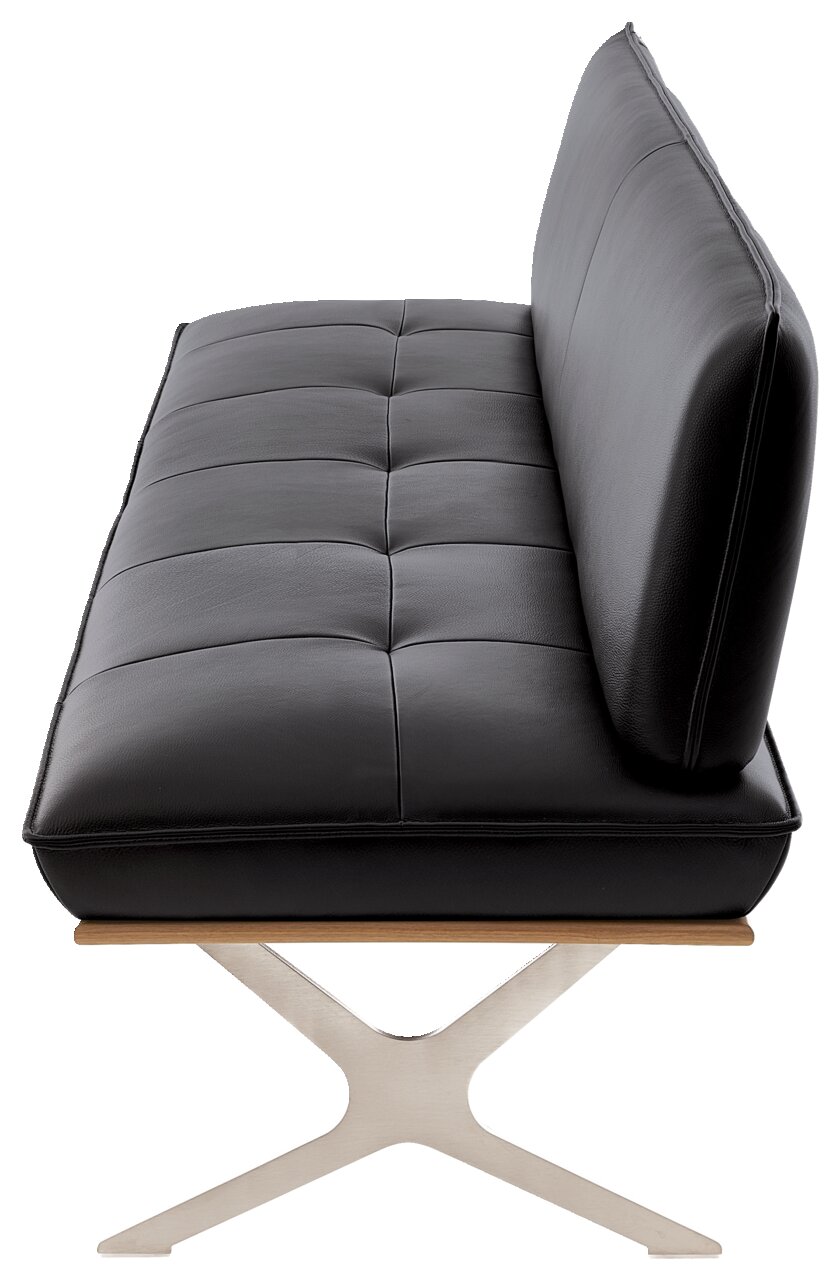 Seitenansicht einer modernen, schwarzen 3er-Bank mit gepolstertem Sitz und Rückenlehne auf einem X-förmigen Metallgestell.