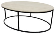Moderne ovale salontafel met een lichtgekleurd houten blad en een zwart metalen onderstel, zijaanzicht