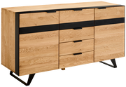 Modernes Sideboard aus hellem Holz mit schwarzen Akzenten, seitliche Perspektive