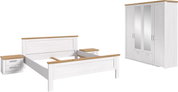 Weißes Schlafzimmermöbel-Set im Landhausstil mit Doppelbett, zwei Nachttischen und Kleiderschrank mit Spiegeltüren sowie Holzoptik-Absetzungen, dargestellt in schräger Frontansicht.