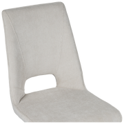 Moderner Stuhl ISAK mit hellgrauem Stoffbezug, seitliche Perspektive
