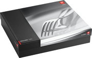 Verpackung des 68-teiligen Bestecksets 'King' von Zwilling, schräg von oben fotografiert.