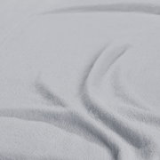 Nahaufnahme eines hellgrauen Spannbetttuchs mit weicher Textur.