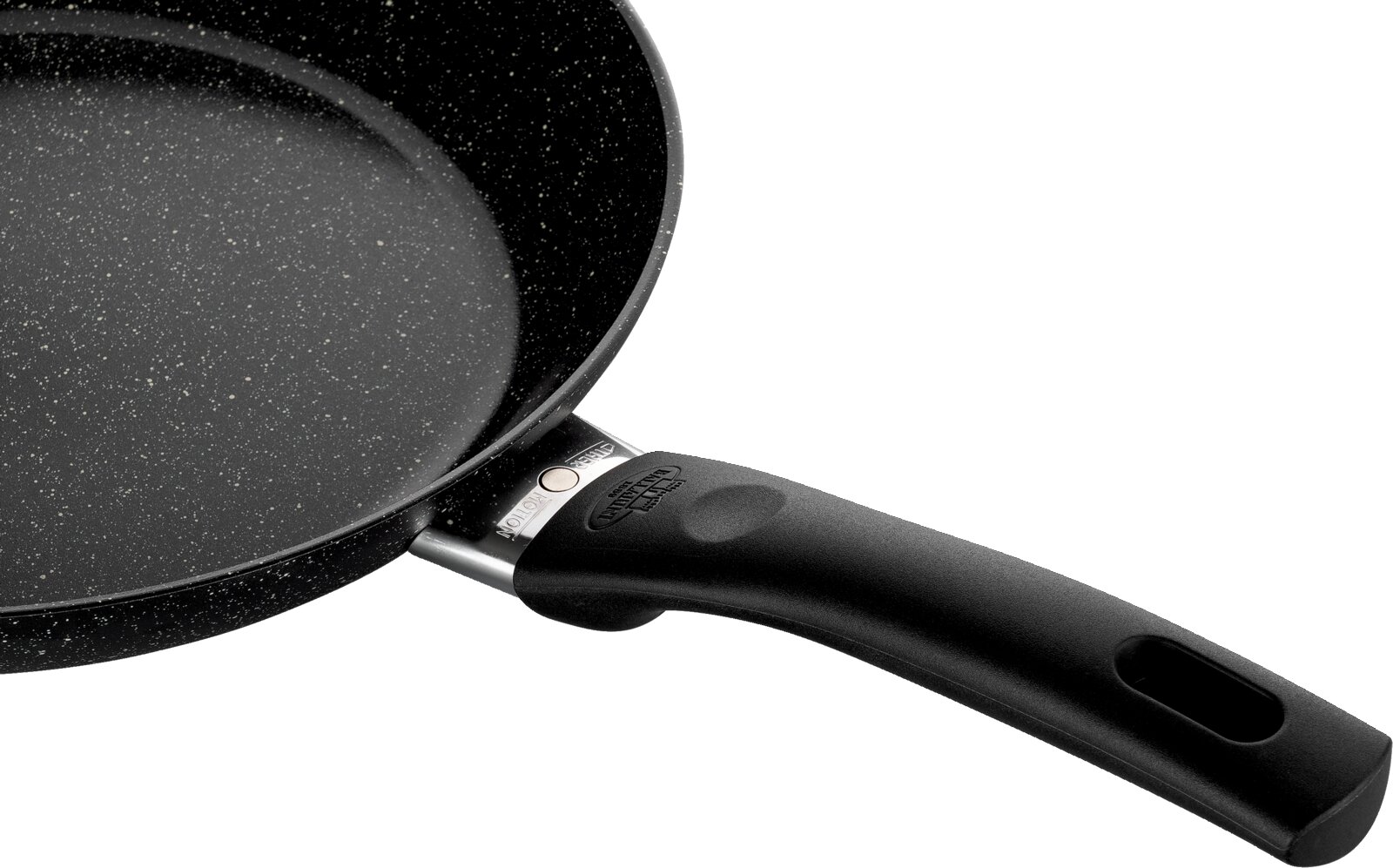 Nahaufnahme einer schwarzen Bratpfanne mit 28 cm Durchmesser, die eine Antihaftbeschichtung und einen ergonomischen Griff hat, aus seitlicher Perspektive.