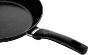 Nahaufnahme einer schwarzen Bratpfanne mit 28 cm Durchmesser, die eine Antihaftbeschichtung und einen ergonomischen Griff hat, aus seitlicher Perspektive.