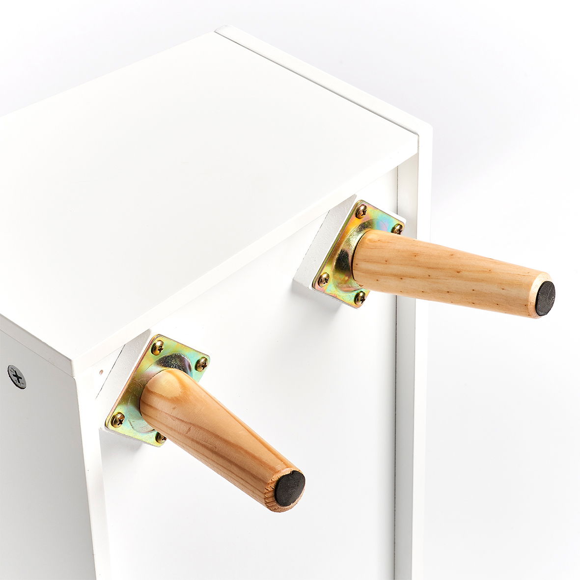 Weiße Kinder-Aufbewahrungstruhe mit zwei Holzgriffen, seitliche Perspektive