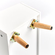 Weiße Kinder-Aufbewahrungstruhe mit zwei Holzgriffen, seitliche Perspektive