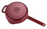 Rote Pfanne von unten mit Fissler-Logo, Perspektive von der Unterseite