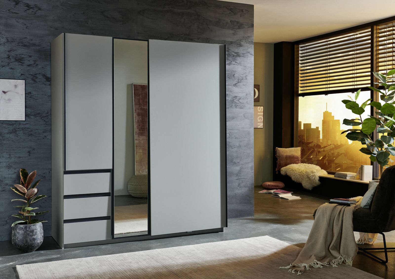 Moderner Schwebetürenschrank mit zwei Türen, einer davon mit Spiegel, in einem stilvollen Raum mit Blick auf die Stadt. Perspektive von schräg vorne.