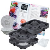 Eiswürfelform in Diamantform mit grauen Silikonformen, einem Cocktail-Rezeptbuch und runden Filzuntersetzern. Perspektive von vorne.