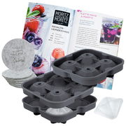 Eiswürfelform in Diamantform mit grauen Silikonformen, einem Cocktail-Rezeptbuch und runden Filzuntersetzern. Perspektive von vorne.