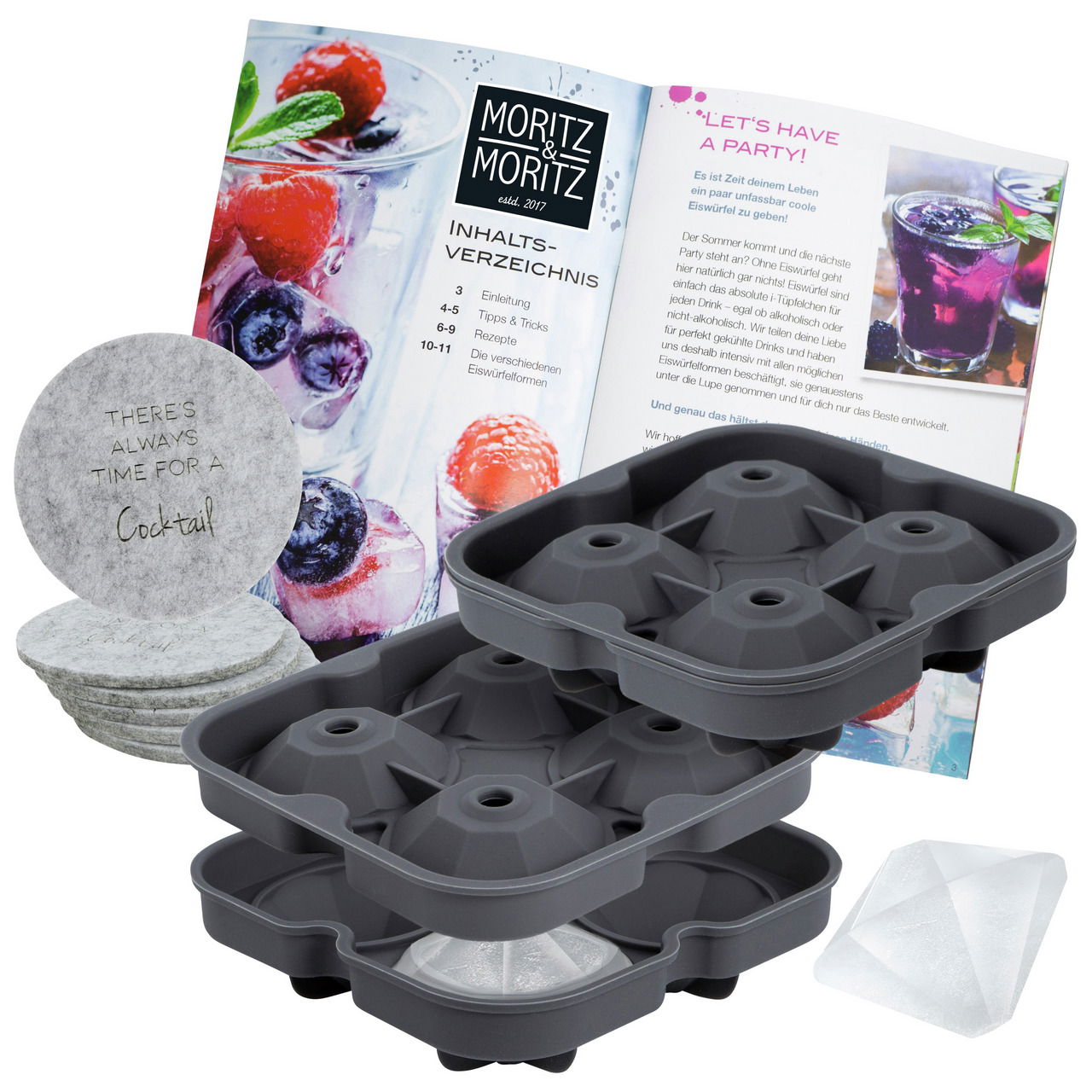 Eiswürfelform in Diamantform mit grauen Silikonformen, einem Cocktail-Rezeptbuch und runden Filzuntersetzern. Perspektive von vorne.