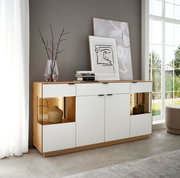 Modernes Sideboard aus Holz und Weiß mit dekorativen Elementen, seitliche Perspektive.