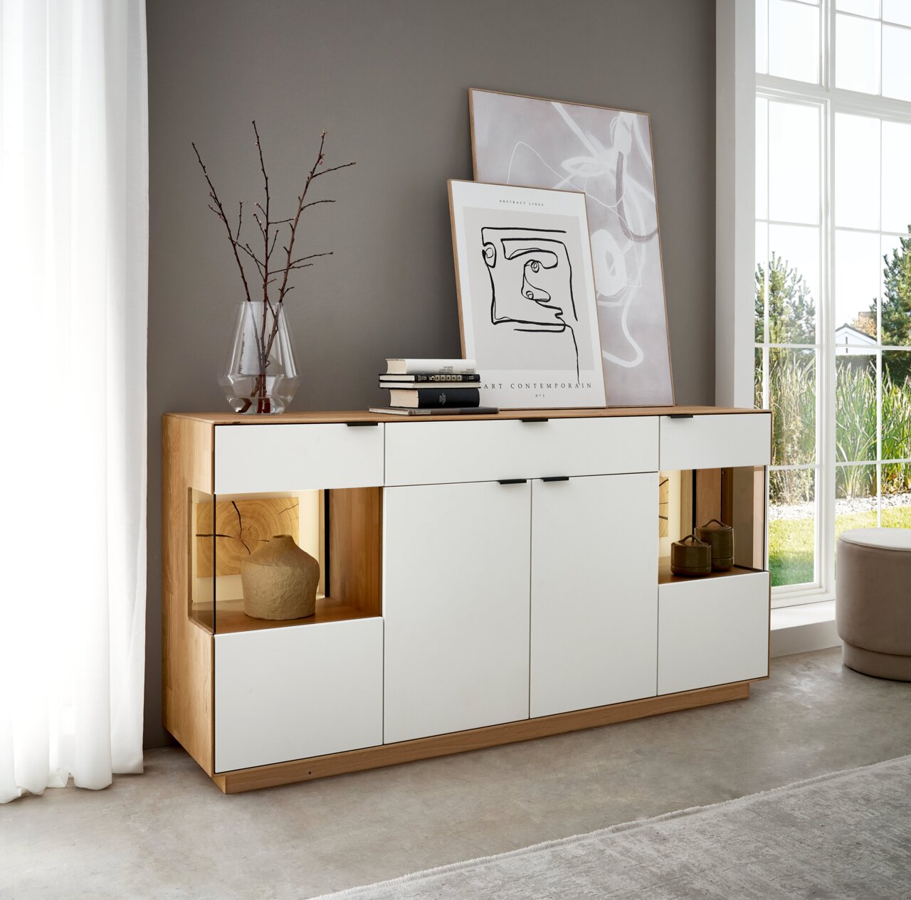 Modern dressoir van hout en wit met decoratieve elementen, zijaanzicht.