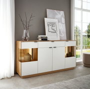 Modern dressoir van hout en wit met decoratieve elementen, zijaanzicht.