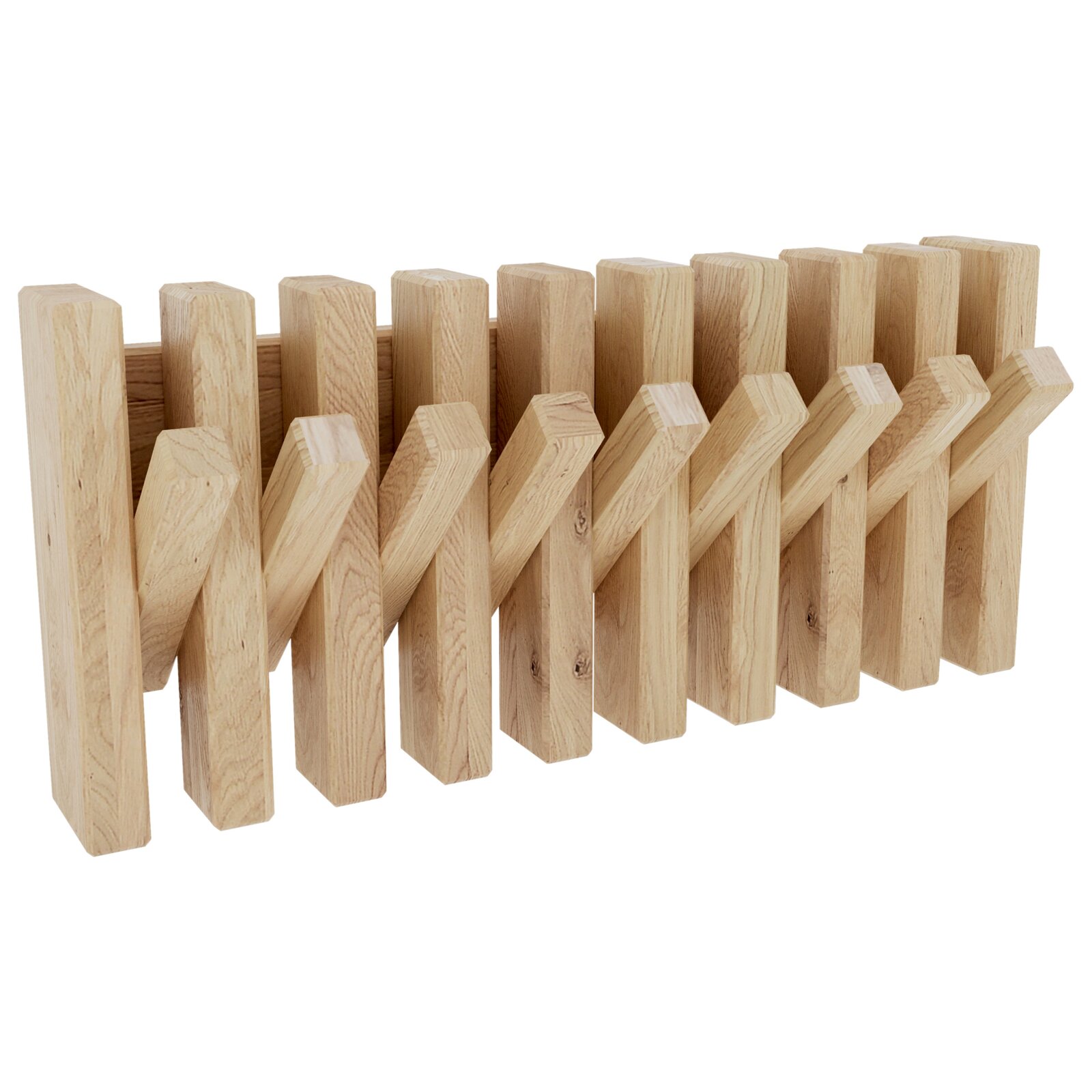 Holzlattenzaun-Element aus naturfarbenem Holz mit diagonalem Verstrebungsmuster, Detailansicht aus schräger Frontperspektive