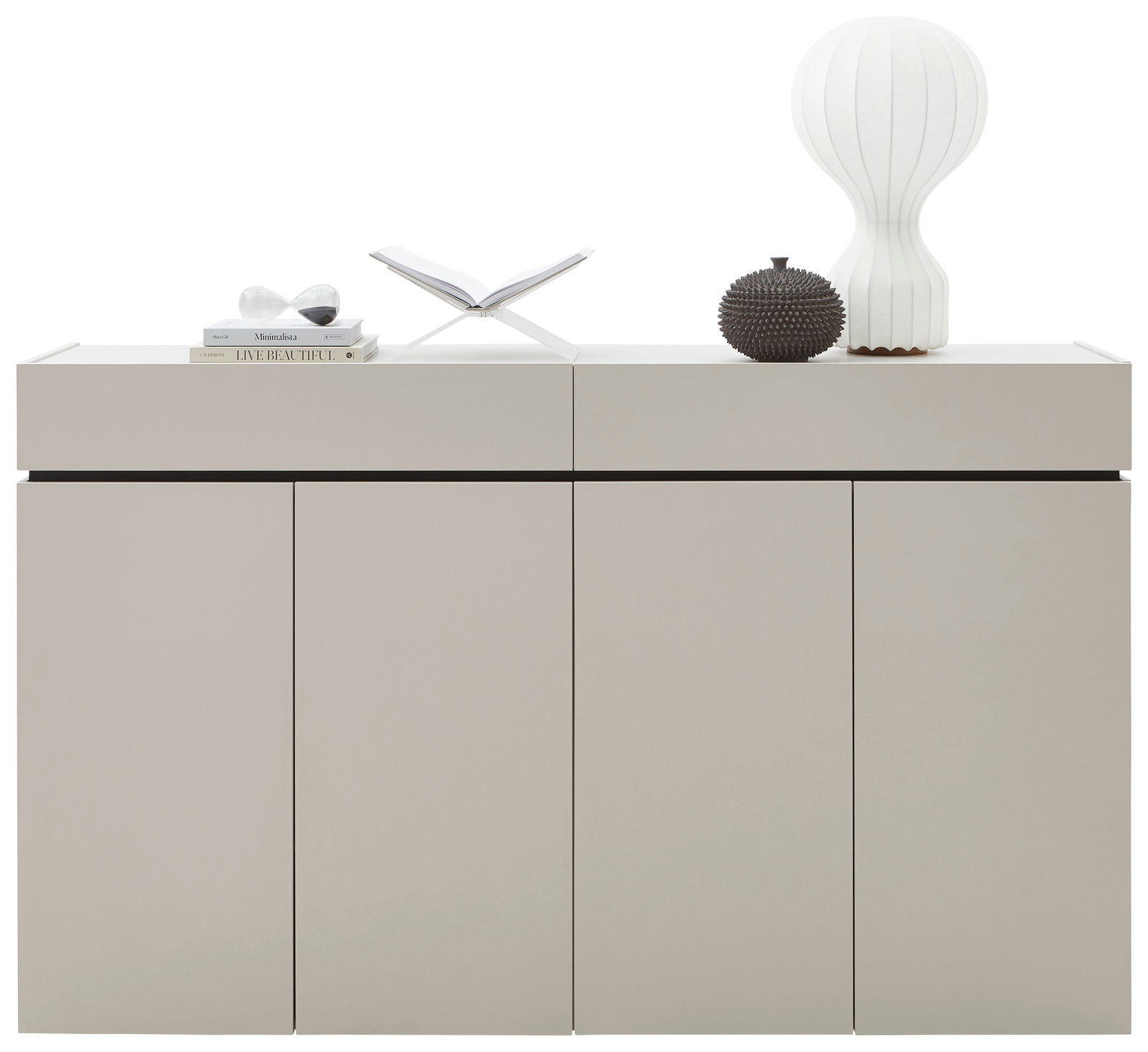 Modernes Sideboard in hellem Grau mit dekorativen Objekten auf der Oberseite, Frontalansicht