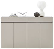 Modernes Sideboard in hellem Grau mit dekorativen Objekten auf der Oberseite, Frontalansicht