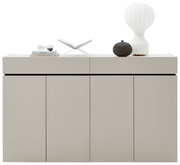 Modernes Sideboard in hellem Grau mit dekorativen Objekten auf der Oberseite, Frontalansicht