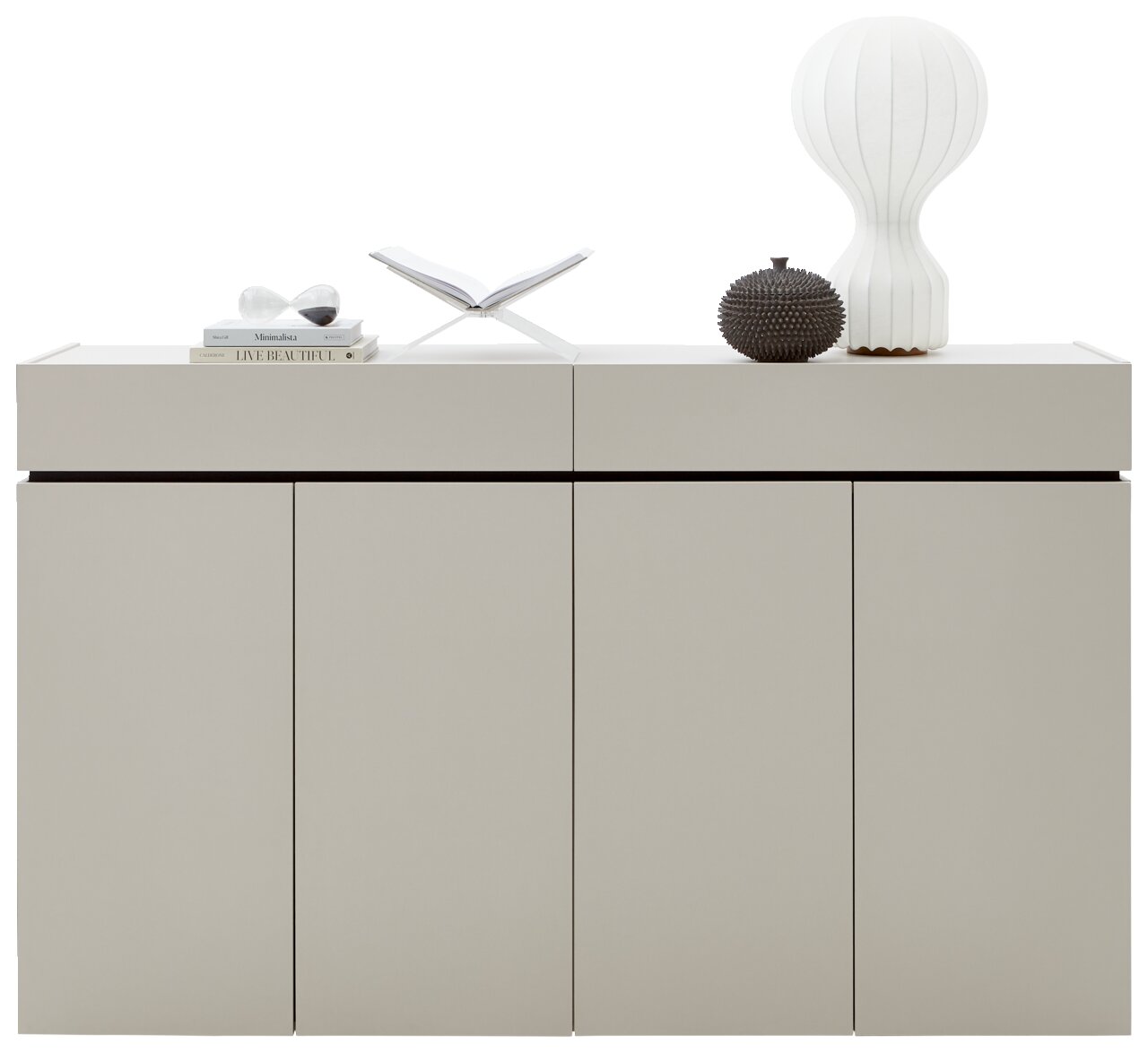 Modernes Sideboard in hellem Grau mit dekorativen Objekten auf der Oberseite, Frontalansicht