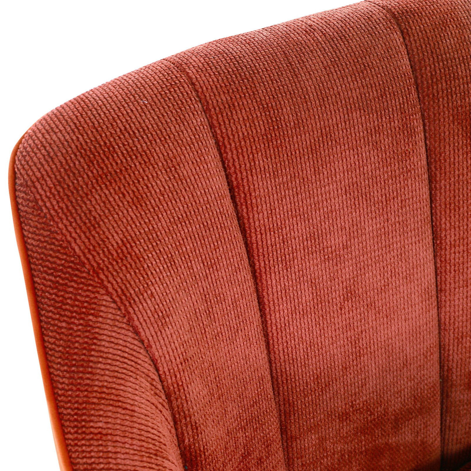 Nahaufnahme eines roten Armlehnstuhls mit strukturiertem Stoffbezug, Ansicht von oben.