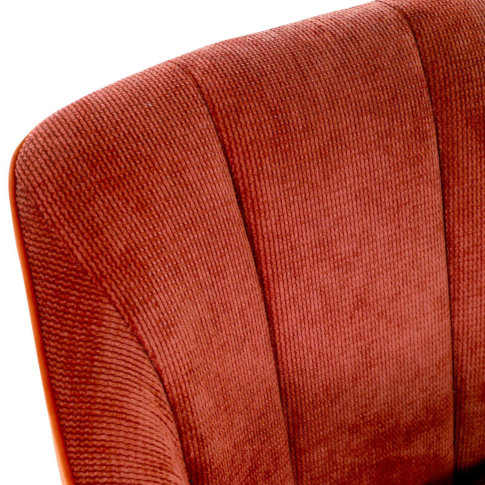 Nahaufnahme eines roten Armlehnstuhls mit strukturiertem Stoffbezug, Ansicht von oben.