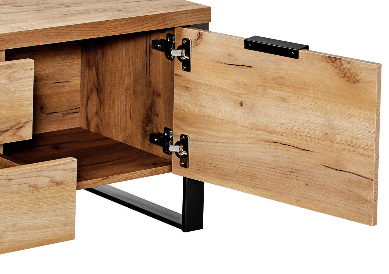 Nahaufnahme eines TV-Lowboards aus Holz mit geöffneter Tür, die die Scharniere und den Innenraum zeigt.