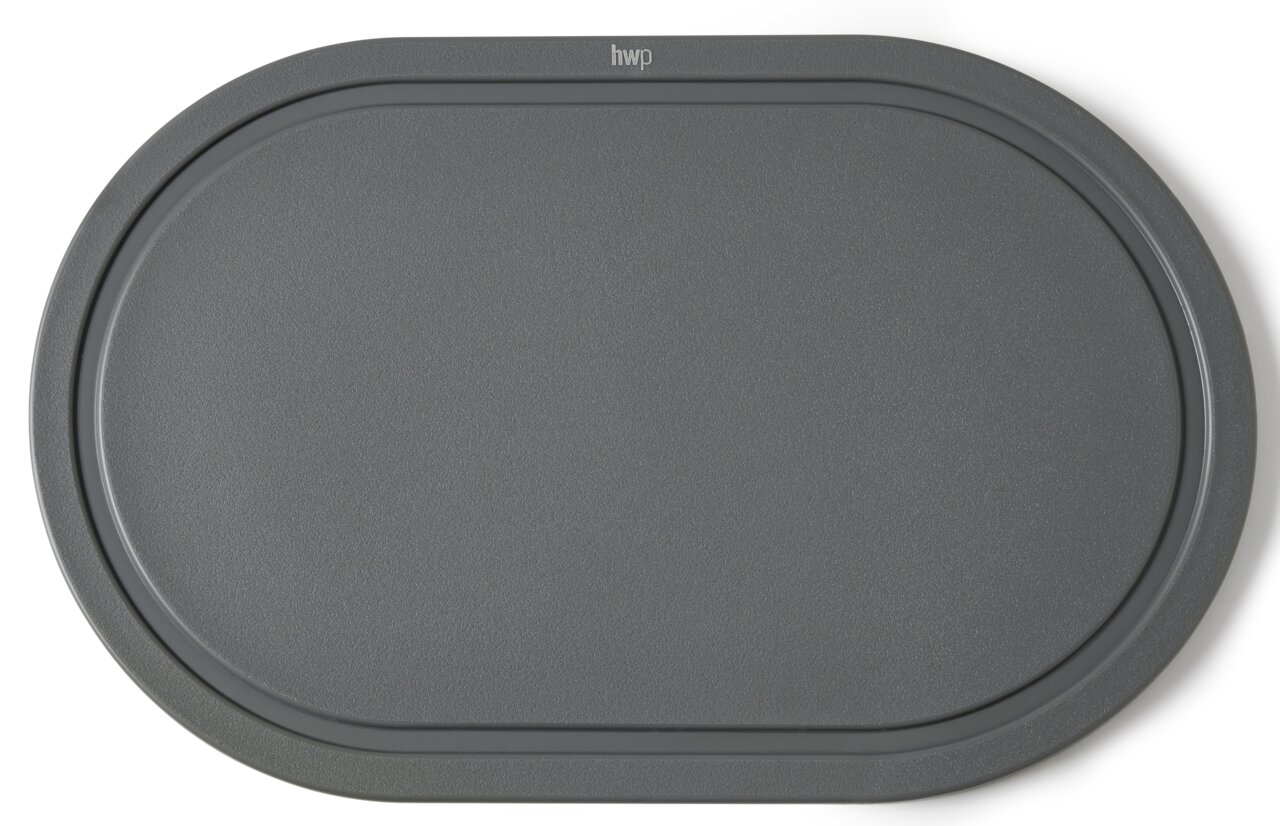 Graues ovales Schneidbrett aus der Vogelperspektive