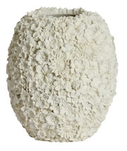 Weiße Vase mit detailliertem Blumenrelief, seitliche Perspektive