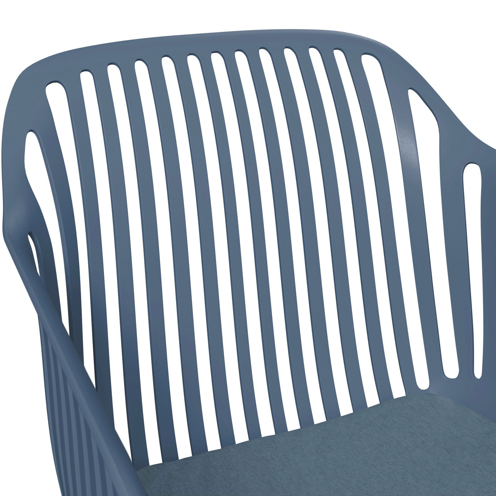 Nahaufnahme eines blauen Stapelsessels mit geschwungenen Lamellen auf der Rückenlehne, seitliche Perspektive