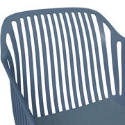 Nahaufnahme eines blauen Stapelsessels mit geschwungenen Lamellen auf der Rückenlehne, seitliche Perspektive