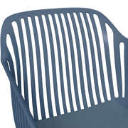 Nahaufnahme eines blauen Stapelsessels mit geschwungenen Lamellen auf der Rückenlehne, seitliche Perspektive