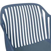 Nahaufnahme eines blauen Stapelsessels mit geschwungenen Lamellen auf der Rückenlehne, seitliche Perspektive