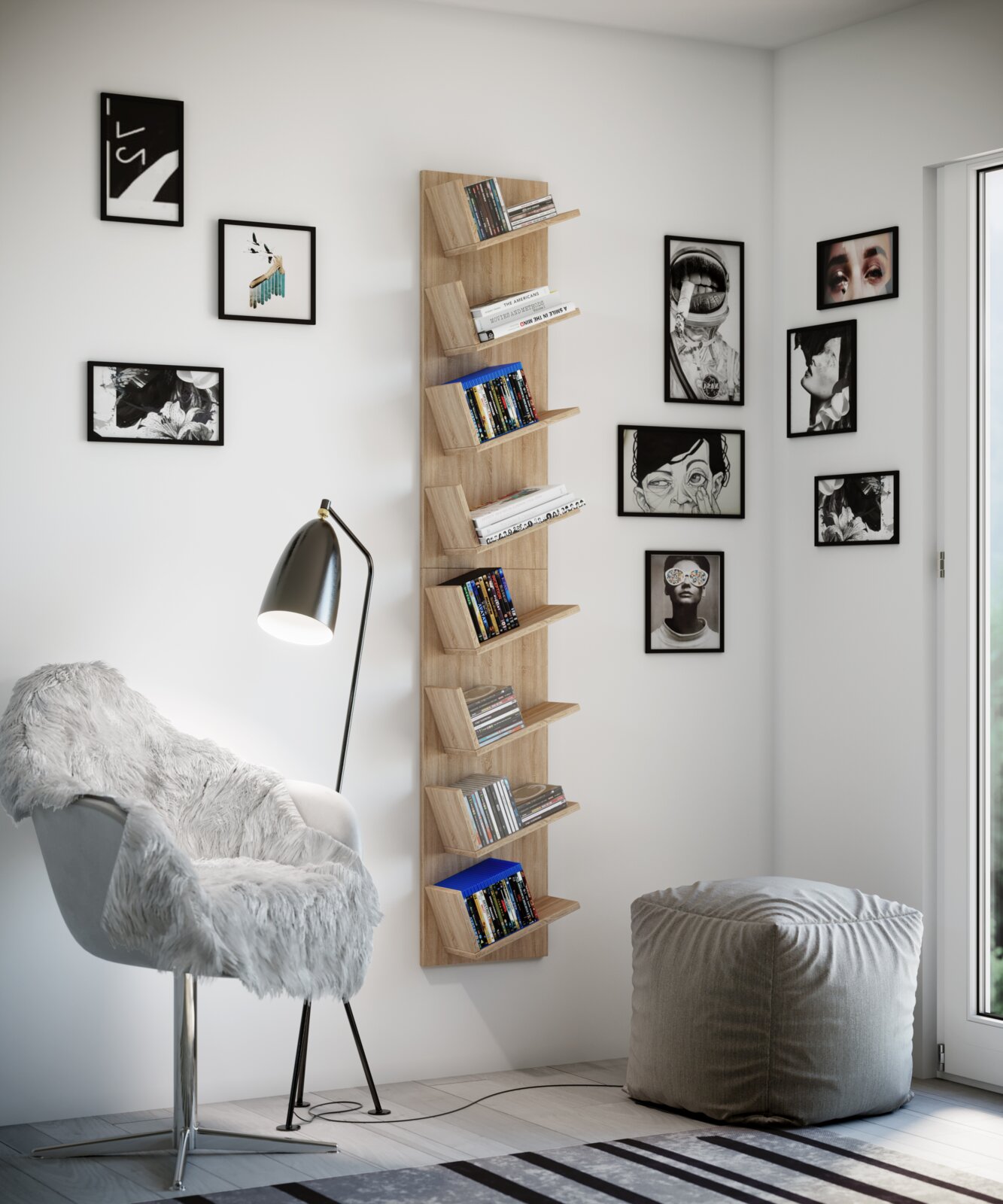 Schmales, wandmontiertes Bücherregal aus hellem Holz mit versetzt angeordneten Ablagen, befüllt mit Büchern und DVDs, in modernem Wohnzimmer – Frontansicht mit leicht seitlicher Perspektive.