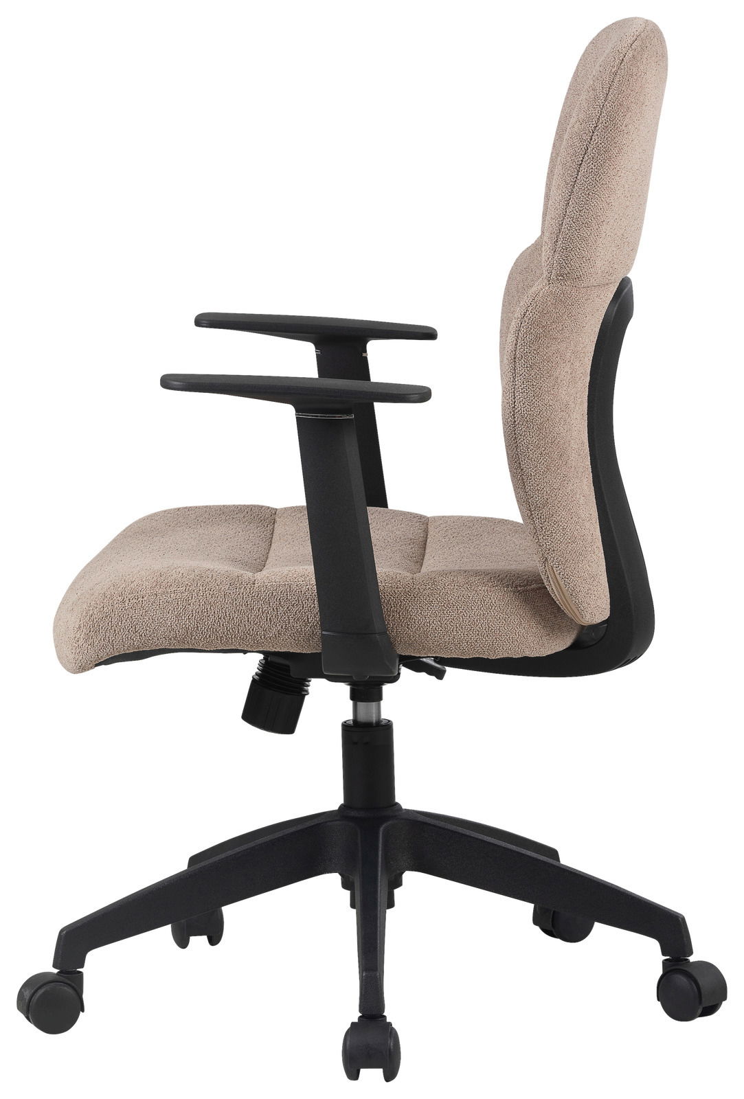 Seitenansicht eines beigen Drehstuhls mit schwarzen Armlehnen und Rollen.