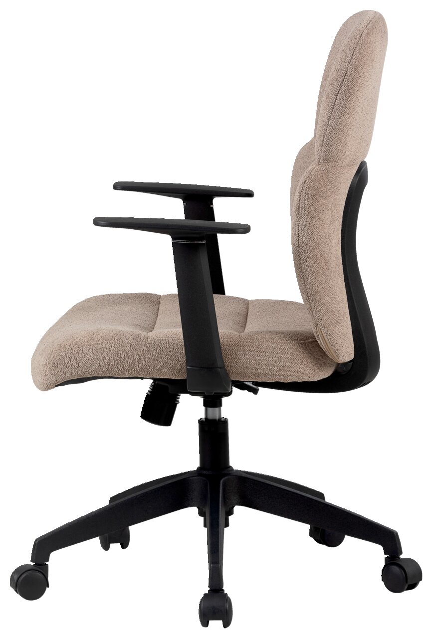 Seitenansicht eines beigen Drehstuhls mit schwarzen Armlehnen und Rollen.