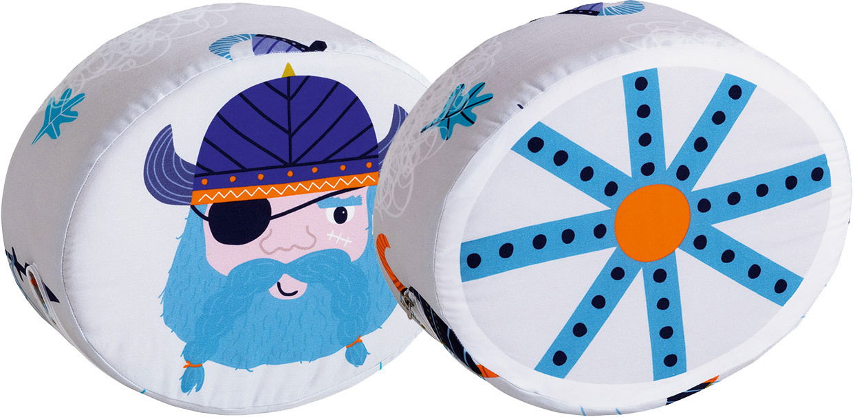 Zwei runde Steckkissen mit Wikinger-Motiv, eines zeigt ein Wikinger-Gesicht mit blauem Bart und Augenklappe, das andere ein blaues Radmuster. Perspektive: seitlich.