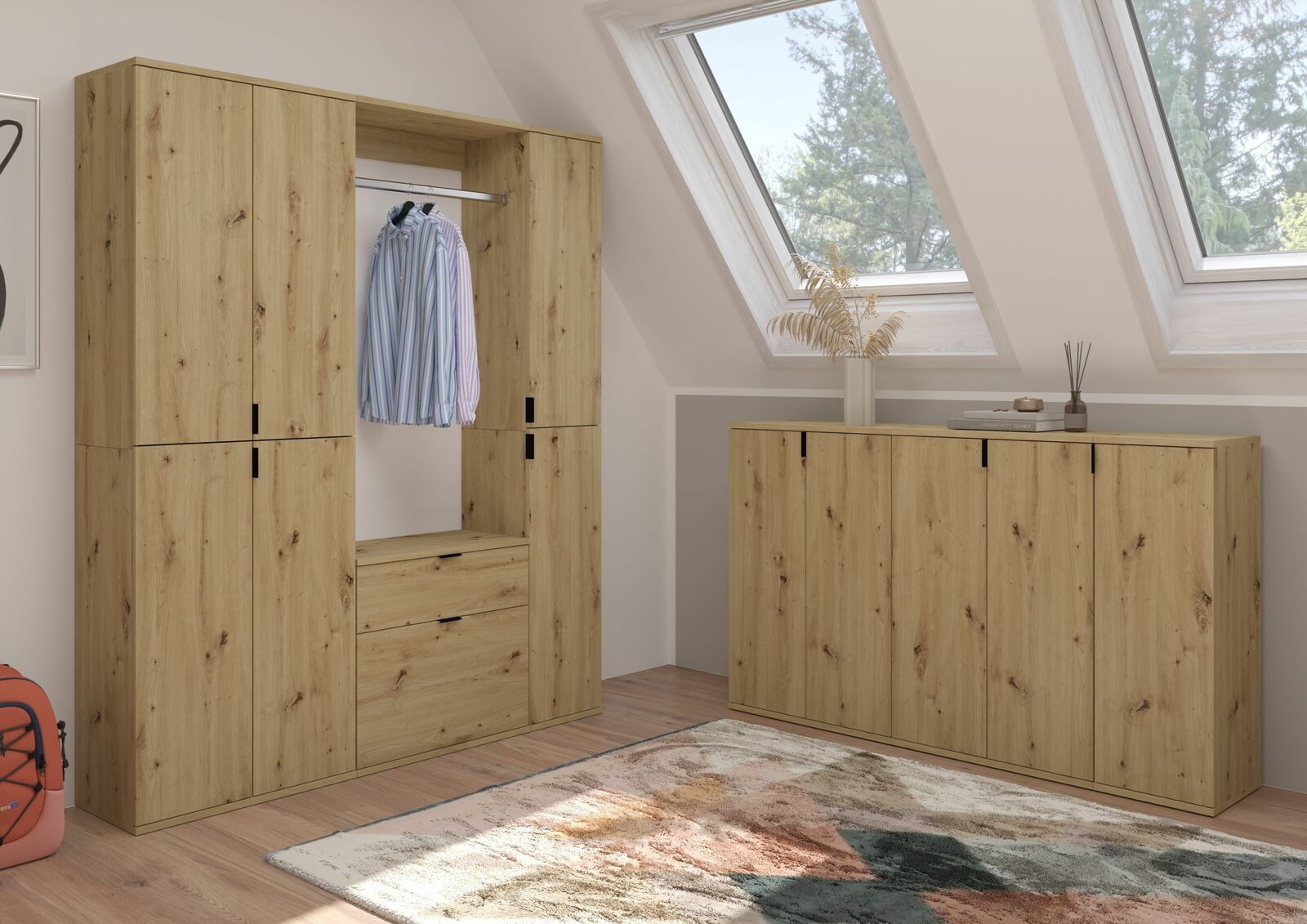 Garderobenkombination aus Holz in einem modernen Raum mit Dachfenstern, bestehend aus einem hohen Schrank mit Kleiderstange und einem Sideboard, seitliche Perspektive.