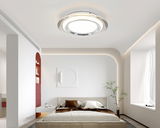 Moderne LED-Deckenleuchte in einem stilvollen Schlafzimmer, von unten betrachtet.