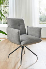 Grauer Sessel mit gepolsterten Armlehnen und schwarzem Metallgestell, seitliche Perspektive