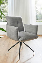 Grauer Sessel mit gepolsterten Armlehnen und schwarzem Metallgestell, seitliche Perspektive