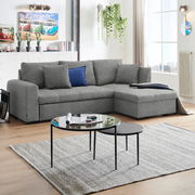 Graues Ecksofa in modernem Wohnzimmer, Perspektive von vorne rechts