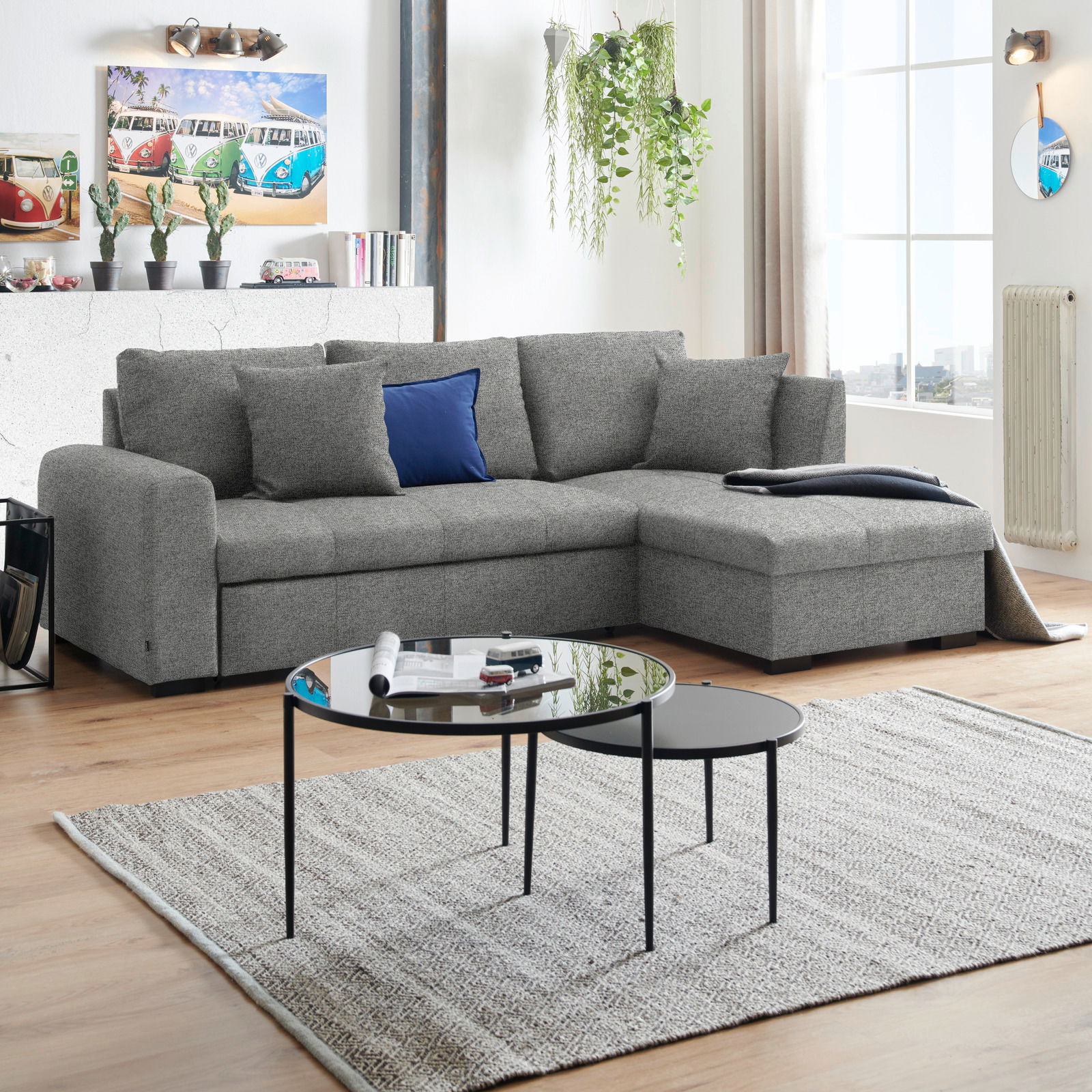 Graues Ecksofa in modernem Wohnzimmer, Perspektive von vorne rechts