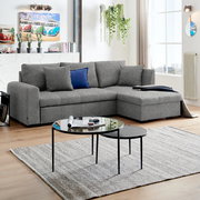 Graues Ecksofa in modernem Wohnzimmer, Perspektive von vorne rechts